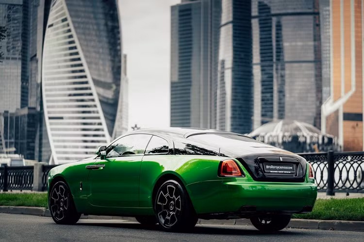 Rolls-Royce không công bố thông tin về hệ truyền động trên siêu phẩm Wraith đặc biệt này. Do đó, khả năng cao nó vẫn sẽ sử dụng chung động cơ với các mẫu Wraith tiêu chuẩn, khối động cơ V12 tăng áp kép 6.6L với công suất 624 mã lực và 870 Nm mô-men xoắn.