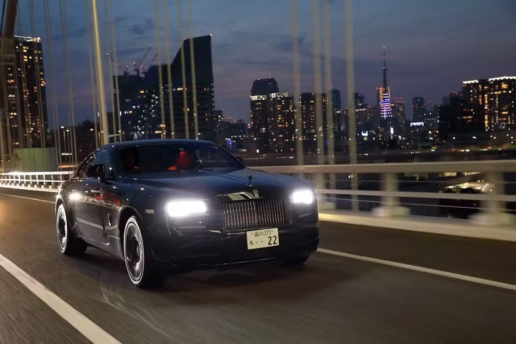 Cuối cùng là những bức ảnh Rolls-Royce Ghost Black Badge, được chụp bởi nhiếp ảnh gia Darren Chan, ông đã chụp Ghost Black Badge cả khi chiếc xe đứng yên và khi xe chạy trên đường cao tốc dọc Vịnh Tokyo.