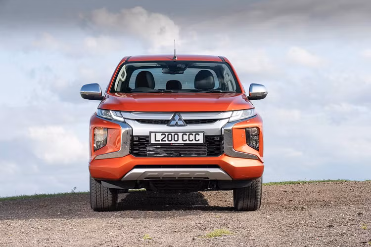 Ban tai Mitsubishi Triton moi tu 26.000 USD tai Anh quoc