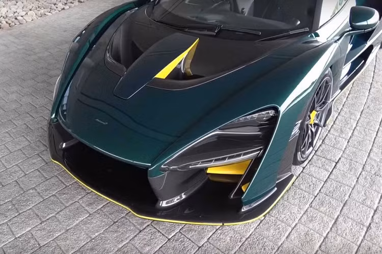 Giống với bên ngoài, nội thất của xe cũng được sử dụng rộng rãi sợi carbon với hia tông màu đen – xanh. Sợi carbon màu xanh được sử dụng ở ghế ngòi, nơi nó được dùng để tạo thành khung ghế trước khi được gắn các tấm đệm bọc da lộn Alcantara lên. Vô-lăng cũng được sử dụng loại vật liệu này. Trong khi đó, sợi carbon màu đen lại là phần còn lại của cả khoang lái, tức phần khung Monocoque III. Đai an toàn được thể hiện trong màu vàng.