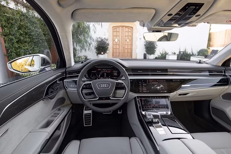 Về con số, trên Audi S8 2020 sẽ có không dưới 38 hệ thống hỗ trợ người lái, chia làm 2 gói là City và Tour. Nổi bật trong số đó phải kể tới Hỗ trợ hành trình thích ứng – tính năng tổng hợp của Kiểm soát hành trình thích ứng, Hỗ trợ tắc đường và giữ làn đường, cảm biến 360 độ của Audi và hơn thế nữa.