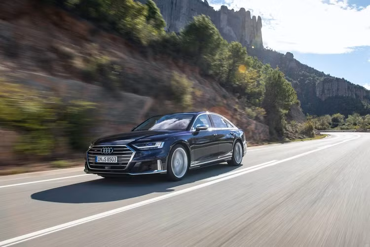 Thật vậy, model to lớn nhất của Audi Sport sở hữu hệ thống kết nối tinh vi nhất, bao gồm Hệ điều hành kỹ thuật số cảm ứng MMI, buồng lái ảo Audi, định vị MMI với Android Auto và kết nối Apple CarPlay không dây, nhận diện giọng nói và màn hình hiển thị HUD, … Giá xe Audi S8 2020 vẫn chưa được công bố chính thức.