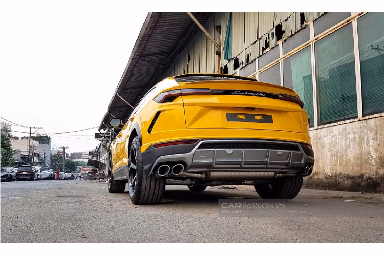 Lực hãm của khối động cơ V8 trên Lamborghini Urus đến từ cặp phanh bằng carbon-ceramic có kích thước 440 mm ở phía trước và 370 mm ở phía sau. Urus chính là chiếc xe có hệ thống phanh đĩa lớn nhất thế giới tính đến thời điểm hiện nay. Ngoài ra, đây cũng là chiếc xe Lamborghini hiếm hoi có khoang hành lý "hào phóng" khi có sức chứa 616 lít, khi gập 2 hàng ghế sau lại, sức chứa này có thể lên đến 1.596 lít.