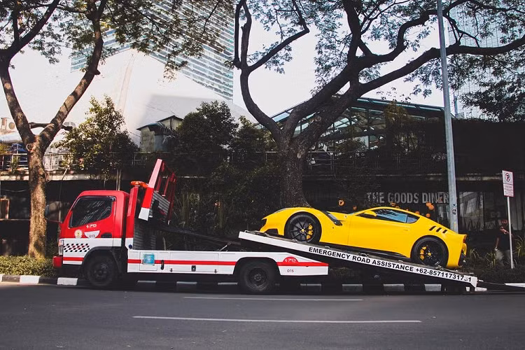 Siêu phẩm hàng hiếm Ferrari F12tdf được trang bị khối động cơ V12, dung tích 6.3 lít, tương tự F12 Berlinetta tiêu chuẩn. Tuy nhiên, động cơ này khi lắp trên Ferrari F12tdf đã được tinh chỉnh lại giúp xe sản sinh công suất tối đa 780 mã lực và mô-men xoắn cực đại 705 Nm. Như vậy, so với F12 Berlinetta tiêu chuẩn, siêu xe Ferrari F12tdf mạnh hơn 40 mã lực và 15 Nm.