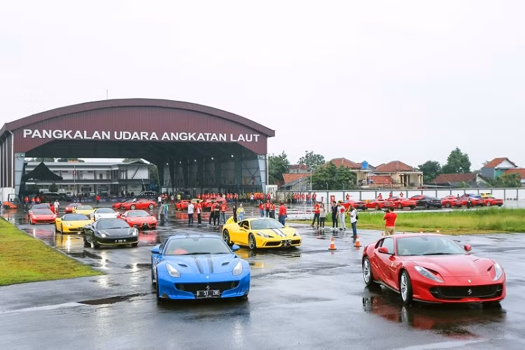 Còn đây là một chiếc siêu xe Ferrari F12tdf màu xanh tuyệt đẹp. Khi ra mắt vào năm 2015, Ferrari F12tdf chỉ có giá khởi điểm 350.000 đô la, tuy nhiên để sở hữu mẫu xe "ngựa chồm" hàng hiếm này hiện tại, giới nhà giàu thường phải chi ra số tiền từ 820.000 đô la cho đến 1,5 triệu đô la.