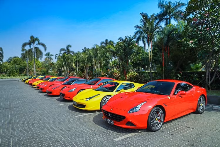 Cuộc họp mặt siêu xe Ferrari của nhà giàu Indonesia tại một sự kiện. Dàn "ngựa chồm" này bao gồm 458 Italia, F430, California, 599 GTB, 488 GTB hay California T