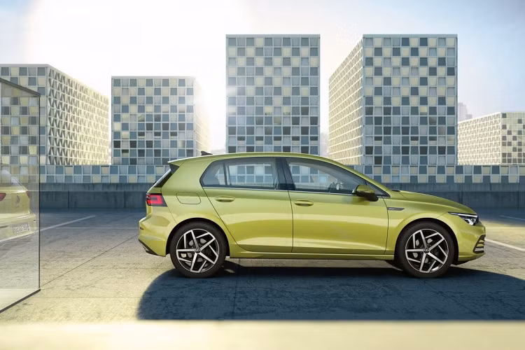 Mẫu xe Volkswagen Golf 2020 mới có kích thước dài x rộng x cao của xe lên 4.284 x 1.789 x 1.456 mm – dài nhưng thấp hơn cũ. Chiều dài cơ sở 2.636 mm tăng nhẹ. Tuy nhiên, nhìn tổng thể thì xe không có gì thay đổi mới bất chấp đầu xe đã được hạ thấp đôi chút để giảm lực cản không khí.