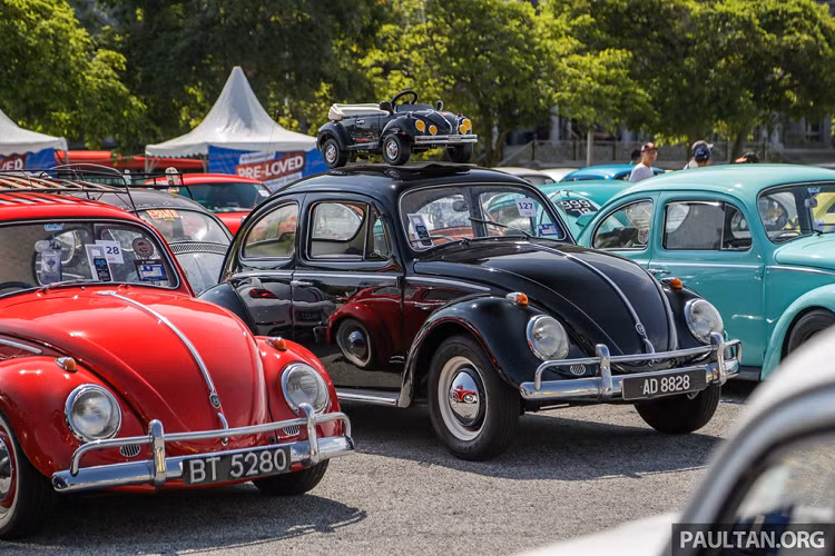 Ngày hội bắt đầu từ sáng sớm với một đoàn xe gồm 138 chiếc Beetle diễu hành qua các tuyến phố ở Kuala Lumpur, trước khi tập trung tại Putrajaya để tham dự buổi họp mặt cùng hàng trăm chiếc xe “con bọ” khác.