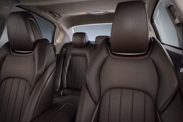 Trong khi đó, những chiếc SUV Levante S GranSport được độc quyền trong màu áo Bronzo ba màu, nhấn mạnh bởi bộ bánh xe Helios 21 inch bóng loáng.