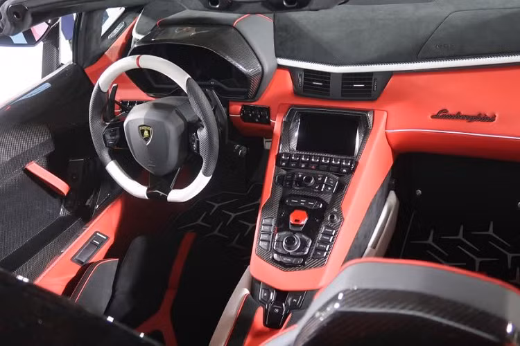 Lamborghini Aventador SVJ Roadster "Kabuki" của đại gia Nhật Bản sở hữu bộ áo trắng và đỏ từ đầu đến đuôi xe kết hợp cùng nhiều chi tiết bằng carbon. Nội thất siêu xe Lamborghini Aventador SVJ Roadster "Kabuki"