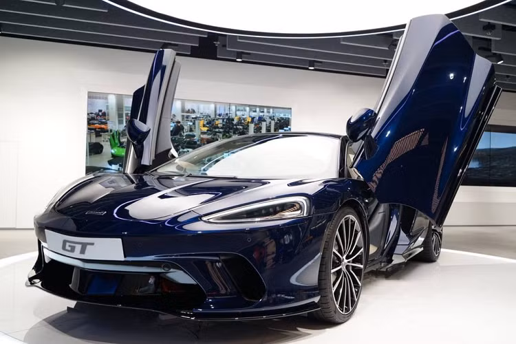  Siêu phẩm McLaren GT đầu tiên cập bến Hồng Kông vốn cũng là mẫu McLaren GT đầu tiên "chào sân" thị trường châu Á tại Singapore hồi đầu năm nay. Do đó, siêu phẩm McLaren GT này là phiên bản tay lái nghịch (bên phải) thay vì bên phải như đại đa số các quốc gia châu Á khác, trong đó có Hồng Kông. Được biết, đây chỉ là mẫu xe trưng bày nhằm mục đích giới thiệu tới các khách VIP tại đây.