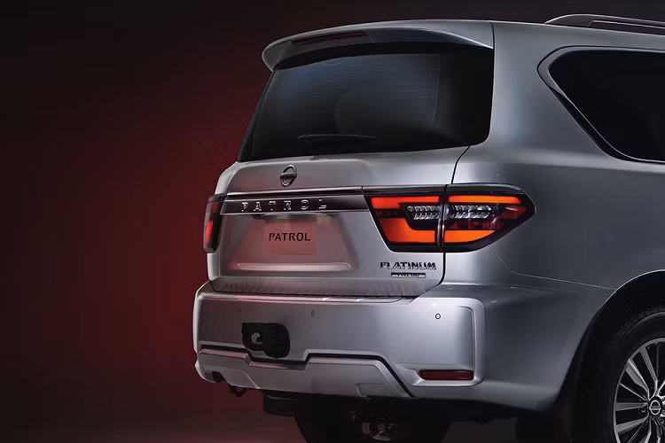 Hệ thống dẫn động 2 cầu All-Mode 4x4 cho phép người lái chuyển đổi giữa các chế độ để thích ứng với các điều kiện địa hình khác nhau. Hệ thống kiểm soát thân xe thủy lực HBMC (cho phép trang bị trên các bản V8) đảm bảo xe vận hành êm ái hơn nhờ vào hoàn thiện hệ thống treo và giảm độ rung. Giá xe Nissan Patrol 2020 chưa được công bố, nó sẽ được bán ra đầu tiên ở thị trường Trung Đông ngay từ tháng 9/2019.