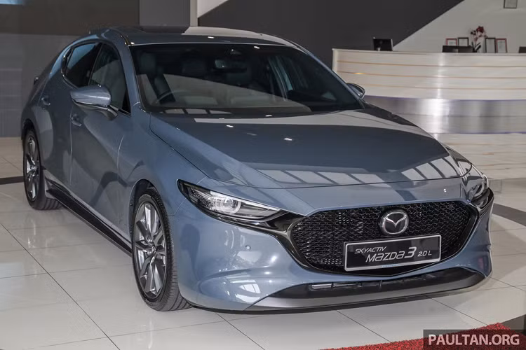 Phiên bản 2.0 High Plus cao nhất, có trong thân xe hatchback và sedan với giá từ 38.900 USD. Phiên bản 2.0 High Plus hatchback chỉ có một phối màu ngoại thất là xám Polymetal và đi trên bộ vành 18 inch.