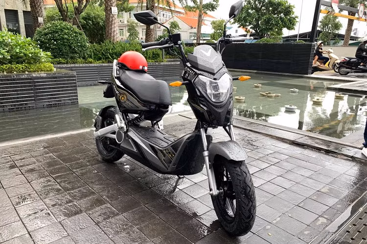 Về ngoại hình, VinFast Impes 2019 mới sở hữu một phong cách thiết kế khá trẻ trung và thời trang với những đường nét và form dáng thanh thoát, sắc cạnh. Khác với "đàn anh" Klara, Impes rõ ràng mang tới cái nhìn nam tính và thể thao hơn đáng kể nhờ vóc dáng này.