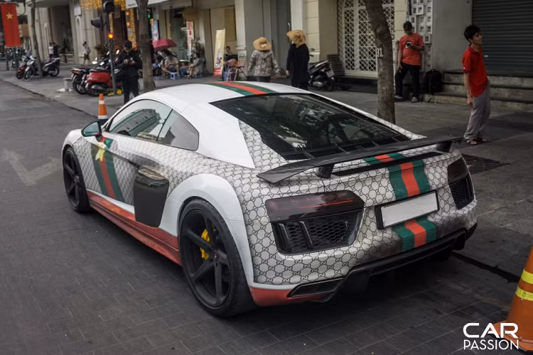 Audi R8 V10 Plus đời 2015 chiếm số lượng khá đông đảo tại Việt Nam khi có ít nhất 6 chiếc được đưa về Việt Nam và toàn bộ cả 6 chiếc đều được đăng kí “hộ khẩu” tại Sài Gòn. R8 V10 Plus đời 2015 chính là phiên bản kế nhiệm của chiếc R8 thế hệ đầu tiên, vốn là chiếc siêu xe được đánh giá rất cao ở ngoại hình mang đậm dấu ấn khí động học.