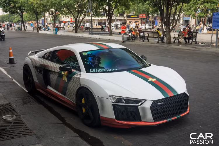 Lớp decal mới mang lại một vẻ ngoài khá thời trang cho mẫu siêu xe đến từ Đức khi những tông màu chủ đạo như : đỏ, xanh hay trắng được phối với nhau theo một cách hài hòa. Bên cạnh đó lớp decal còn mô phỏng phần ngoại thất của xe tương tự như đôi sneaker “Gucci Ace Bee” rất nổi tiếng của thương hiệu Gucci.