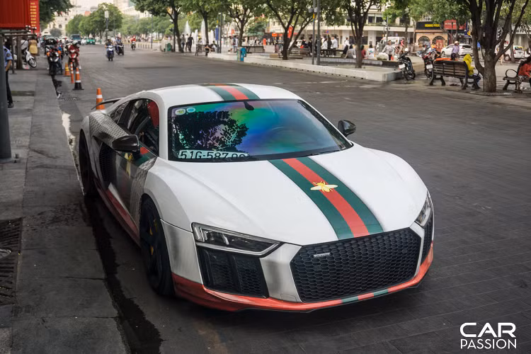 Tại thị trường Việt Nam, giá siêu xe Audi R8 V10 Plus rơi vào khoảng 13-14 tỉ đồng, còn đối với một chiếc R8 đã qua sử dụng thì có giá bán khoảng 8 đến 9 tỉ đồng.