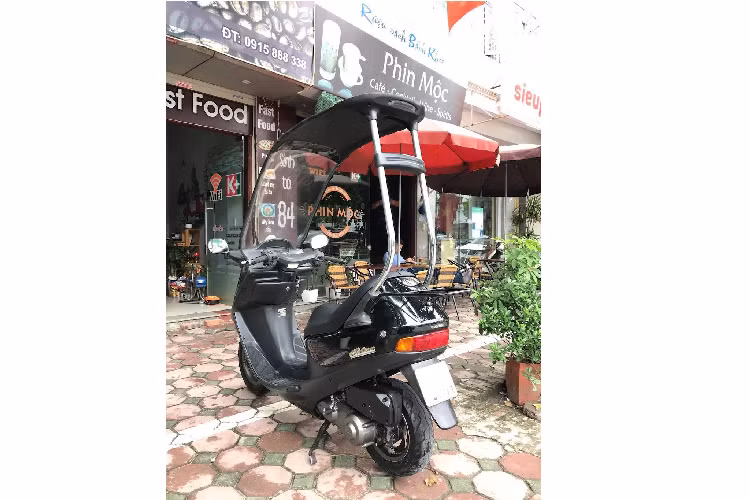 Vào thời điểm còn được bán tại Nhật, phiên bản Cabina 50 có giá 279.000 Yen trong khi Cabina 90 là 299.000 Yen (tuơng đương 63,1 và 67,6 triệu đồng theo tỷ giá hiện tại). Mức giá này cao hơn so với những mẫu xe tay ga cùng thời với động cơ tương đương. Và giống như BMW C1, Honda Cabina cũng là một thất bại về lượng bán, khi thiết kế mui độc đáo dẫn tới nhiều nhược điểm trong điều kiện sử dụng thực tế.
