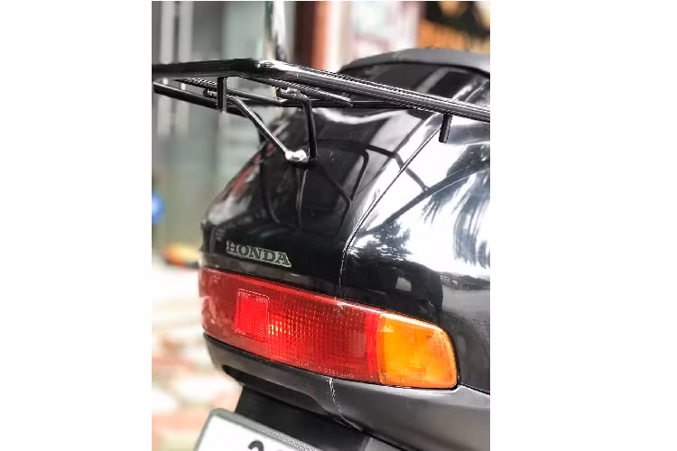 Thiết mâm hình cánh quạt của chiếc xe sau này cũng được Honda tái sử dụng trên Spacy 125 vào năm 1997. Xe có mâm trước 12 inch, mâm sau 10 inch đi kèm lốp 100/90/12 và 110/80/10.
