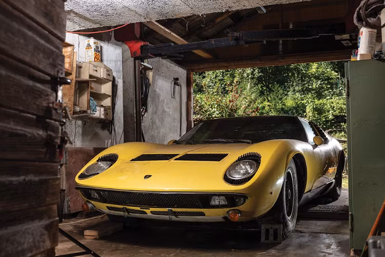 Các mẫu xe Lamborghini Miura rất đắt đỏ và được giới sưu tầm săn lùng. Ngoại thất sơn màu Giallo Flay, nội thất màu Skay Blue nguyên bản. Ngoại trừ đèn xi-nhan trước và dây đai an toàn Schroth, tất cả đều nguyên bản từ lúc xuất xưởng.