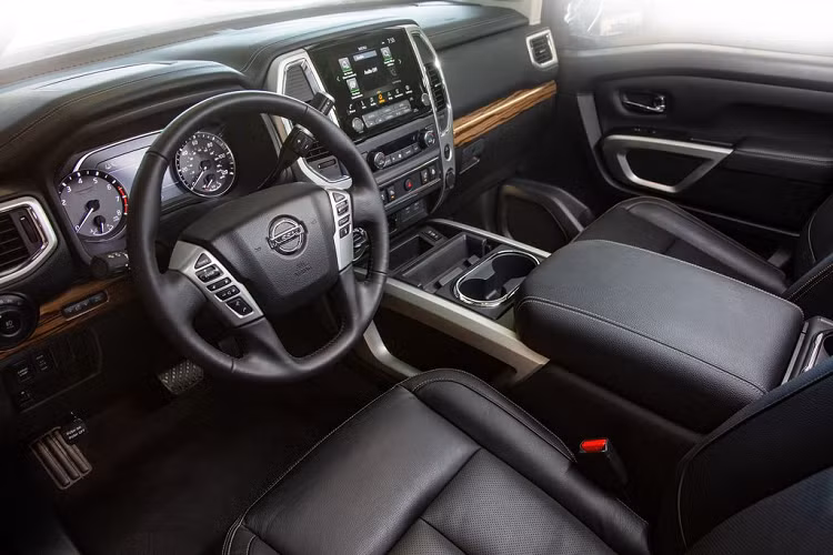Bên dưới nắp ca-pô, Nissan Titan 2020 được trang bị khối động cơ xăng V8 5.6L đã được tinh chỉnh để cho ra công suất tối đa 400 mã lực cùng 559 Nm mô-men xoắn, nhiều hơn so với "người tiền nhiệm" 10 mã lực và 26 Nm mô-men xoắn.