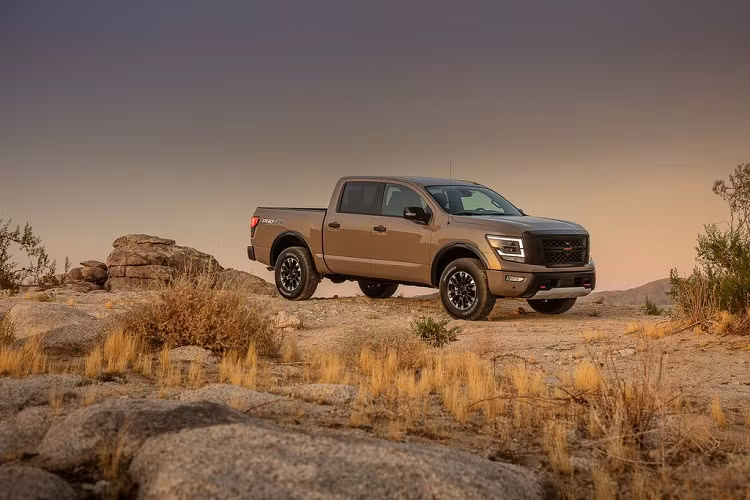 Trên phiên bản 2020, Nissan Titan đã loại bỏ đi biến thể dùng động cơ Diesel Cimmins V8 5.0L. Điều này gây không ít tiếc nuối cho các fan của hãng xe Nhật Bản. Dự kiến, giá xe Nissan Titan 2020 sẽ chính thức được đưa ra trong ngày "lên kệ" vào đầu năm tới.
