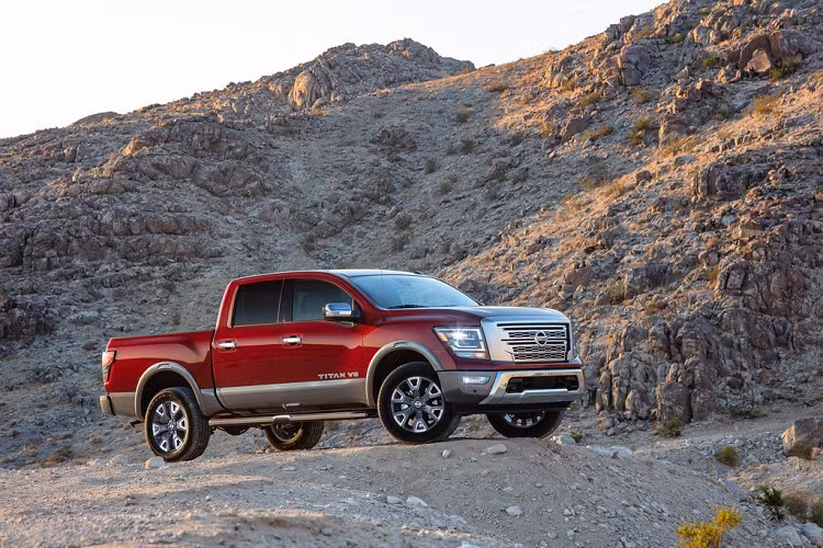 Quả thực không ngoa khi nhận định Nissan Titan 2020 mới phiên bản nâng cấp đã sở hữu một dáng vẻ hoàn toàn "lột xác" so với phiên bản tiền nhiệm áp dụng thiết kế “Powerful Warrior” - chiến binh mạnh mẽ. Những đường nét thiết kế của Titan giờ đây rắn rỏi, mạnh mẽ và dứt khoát hơn hẳn trước đây. Ở phần đầu xe, Titan 2020 mang trong mình cụm lưới tản nhiệt kích thước lớn với 3 tuỳ chọn về thiết kế khác nhau.