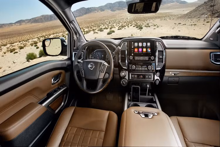 Bước vào bên trong khoang nội thất, Nissan Titan 2020 tiếp tục chứng tỏ mình thực sự là một chiếc bán tải to lớn không chỉ ở kích thước bên ngoài mà cả ở bên trong khoang cabin. Nhìn chung, nội thất của Titan 2020 được thiết kế theo phong cách khá sang trọng cùng những vật liệu cao cấp.