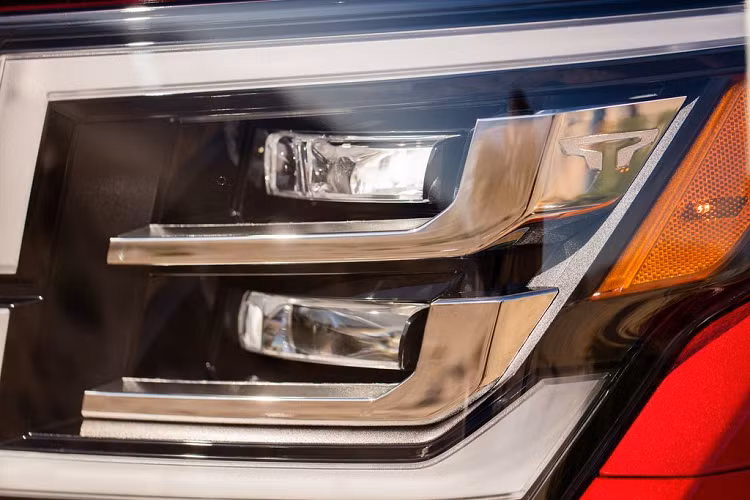 Trong số đó, nổi bật nhất phải nhắc tới hệ thống hỗ trợ người lái Nissan Safety Shield 360, đây là hệ thống tổ hợp các chức năng bao gồm phanh khẩn cấp tự động kèm phát hiện người đi bộ, cảnh báo điểm mù, cảnh báo phương tiện phía sau, cảnh báo chệch làn đường, phanh tự động, hệ thống đèn pha thích ứng.