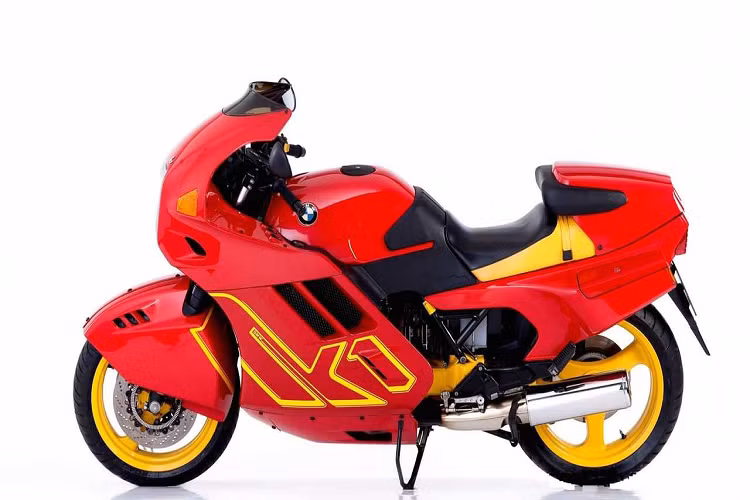 BMW K1 1988. Việc tìm cách tối ưu khí động không phải lúc nào cũng cho ra một mẫu xe hai bánh quyến rũ nhất và mẫu BMW K1 vào cuối thập niên 80 là minh chứng cho điều này. Với phần thân đồ sộ, đầu đèn vuông vức xấu xí và một trong những cặp chắn bùn xấu nhất mọi thời đại, K1 hoàn toàn xứng đáng nằm trong danh sách này.