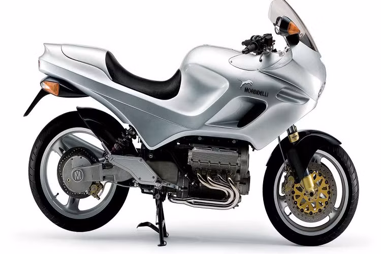 Morbidelli V8. Mặc dù ý tưởng về một mẫu xe gắn máy với động cơ tám xi lanh nghe có vẻ hấp dẫn nhưng phần thân của mẫu xe này lại quá xấu. Nhà sản xuất cũng nhận thức được điều này nên đã thử thiết kế lại nó vài lần sau phiên bản đầu tiên, tuy nhiên họ đã không đạt được thành công. Đó là chưa kể mẫu xe đời 1998 này có giá lên tới 90 nghìn bảng…