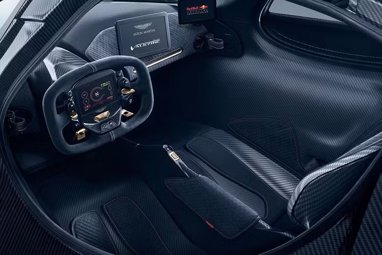 Điều khiển siêu xe Valkyrie lần này là tay lái thử Chris Goodwin của Aston Martin. Mặc dù không chạy ở tốc độ tối đa, sức mạnh của Valkyrie khiến hãng xe Anh quốc rất hài lòng.