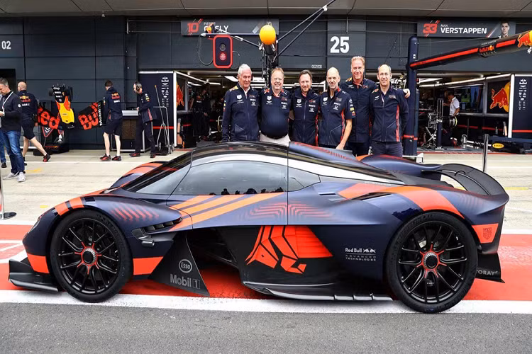 Trường đua Silverstone Grand Prix cũng là dịp hãng xe Anh thử nghiệm sức mạnh động cơ Cosworth V12 6.5L trên Aston Martin Valkyrie.