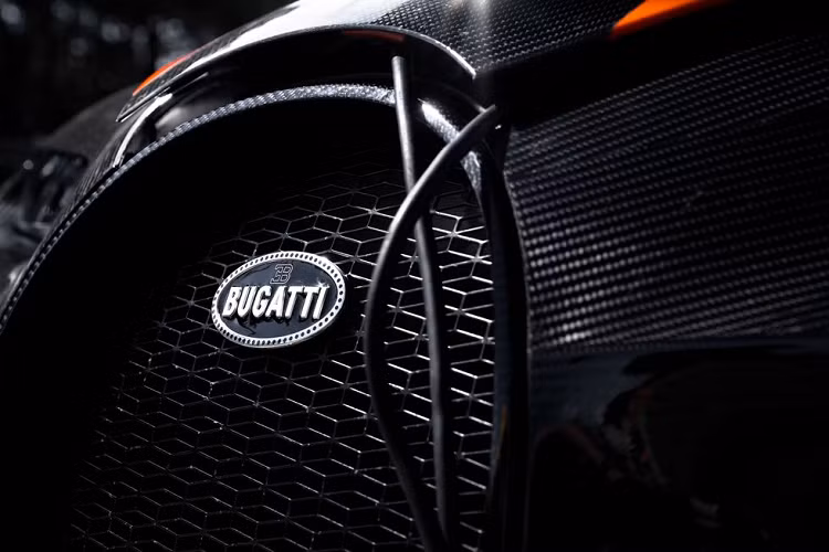 Chiếc xe này là kết quả của 6 tháng nghiên cứu và phát triển của Bugatti cùng hãng sản xuất xe đua Dallarga với bộ khung gầm và Michelin với bộ lốp đặc biệt giúp xe thực hiện kỷ lục này. Đặc biệt nhất trên xe có lẽ màu sơn đen – cam được lấy cảm hứng từ chiếc Veyron Super Sport WRC (Worrld Record Car), chiếc Veyron lập kỷ lục trước đây của Bugatti.