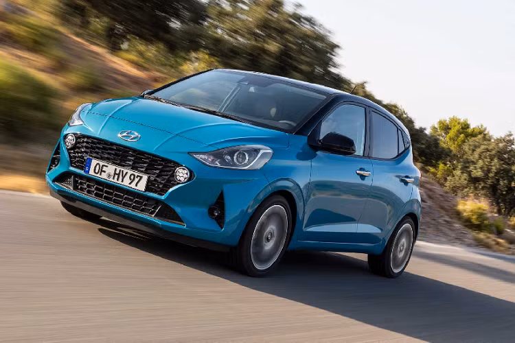 Ở thế hệ mới, Hyundai i10 2020 mới đã nâng cấp toàn diện về cả ngoại hình lẫn kích thước. Các kỹ sư của Hyundai đã hạ nóc xe xuống khoảng 20 mm, nâng chiều rộng thân xe thêm 20 mm. Điều này làm thay đổi dáng xe vốn có và khiến i10 trở nên năng động, thể thao hơn.