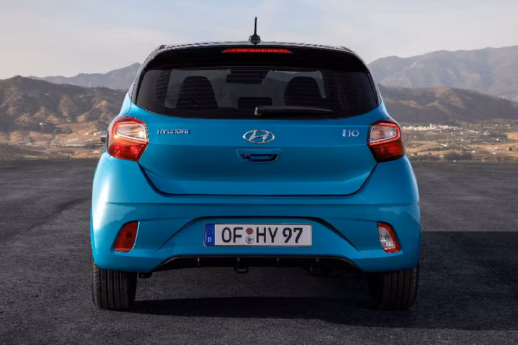 Nội thất Hyundai i10 2020 cũng được nâng cấp mạnh mẽ. Có thể thấy i10 thế hệ mới có nội thất tương tự với dòng Nios vừa ra mắt tại Ấn Độ cách đây không lâu. Xe sử dụng vô lăng nhỏ gọn hơn, lấy cảm hứng từ những mẫu xe "đàn anh" trong gia đình Hyundai. Cửa gió điều hoà cũng có thiết kế mới. Tương tự như bản tại Ấn Độ, Hyundai i10 2020 cũng được trang trí họa tiết tổ ong bên trong nội thất.