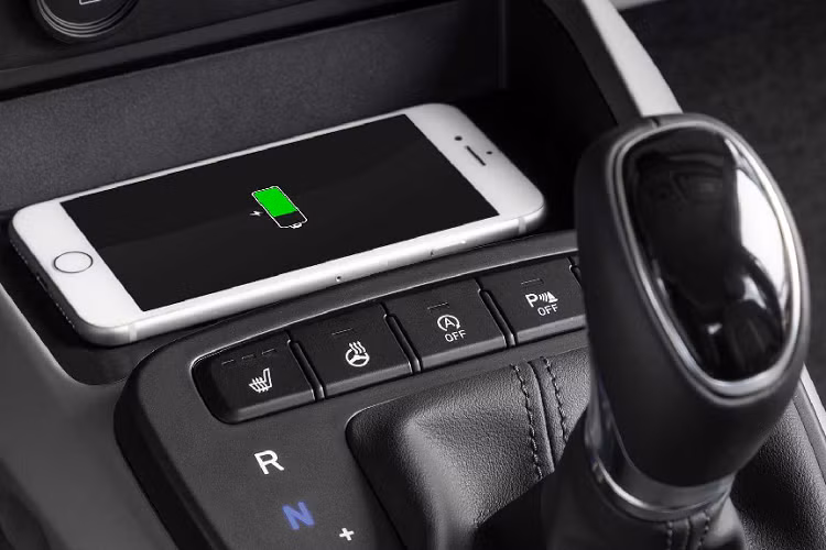 Động cơ trên Hyundai i10 2020 là động cơ xăng 3 xy lanh 1.0L. Nó có sức mạnh 67 mã lực và mô men xoắn cực đại 96 Nm. Xe còn có phiên bản mạnh hơn mang động cơ 4 xy lanh MPi 1.2L cho công suất 82 mã lực và mô men xoắn cực đại 87 Nm. Đi kèm là hộp số sàn hoặc tự động 5 cấp.