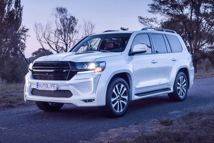 Đặc biệt với hàng ghế sau, AutoLife đã thay thế hoàn toàn bộ ghế tiêu chuẩn của Toyota và thay thế bởi cặp ghế sau lấy từ chiếc BMW 7 Series, bao gồm cả bệ đỡ iPad.