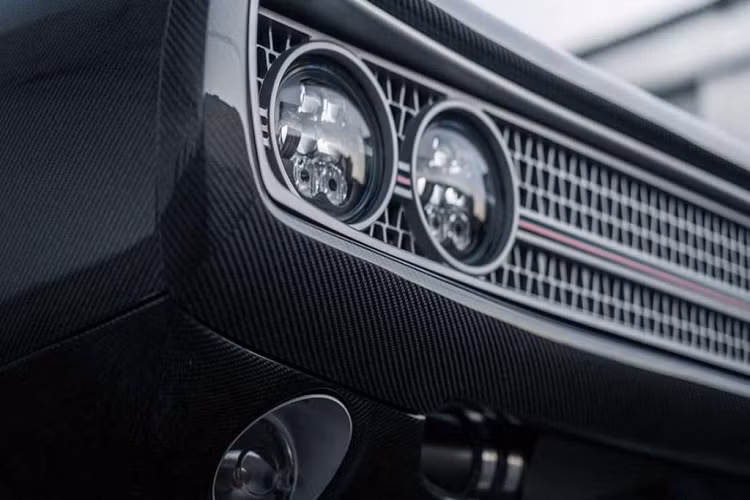 Rất nhiều chi tiết bằng sợi carbon được sử dụng để giảm tối đa trọng lượng của xe.
