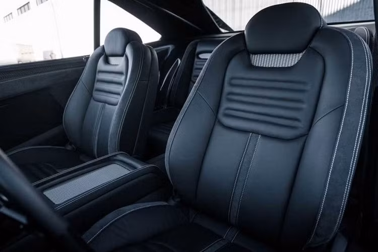 Không gian nội thất của chiếc xe thể thao Mỹ Dodge Charger 1970 được nhà độ SpeedKore Performance Group sử dụng hầu hết là chất liệu da Alcantare cao cấp pha lẫn các chi tiết bằng sợi carbon thể thao
