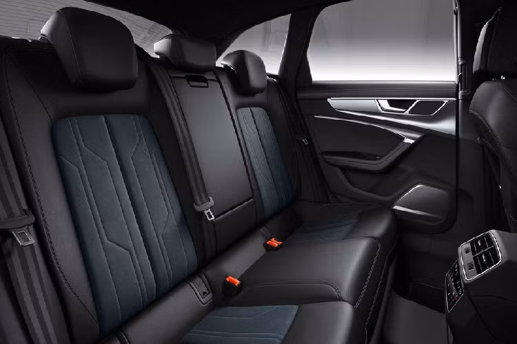 Ngoài ra, thông số kĩ thuất cũng là điều khiến Audi A6 Allroad có thể tự hào với hệ dẫn động mild-hybrid sử dụng động cơ V6 3.0 lít Turbo, sản sinh công suất cực đại lên tới 335 mã lực. Khối sức mạnh này được truyền tới cả 4 bánh xe thông qua hộp số DCT 7 cấp độ.