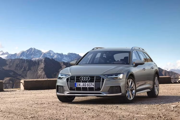 Chưa hế, chiếc wagon A6 sở hữu khoang cabin đậm chất Audi với những trang bị tiêu chuẩn như màn hình trung tâm 12.3-inch và hệ thống âm thành cao cấp từ Bang &amp; Olufsen. Nếu cảm thấy chưa đủ, khách hàng có thể chọn lựa phiên bản Allroad Prestige, đi kèm với mức giá 71.395 USD (1,65 tỷ đồng) và nhiều trang bị hơn.