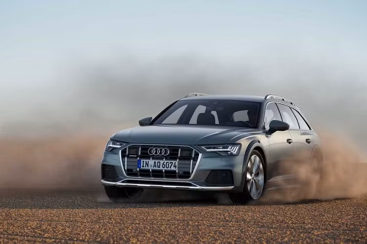 Mới đây, hãng xe sang Đức đã chính thức mở đường tới Mỹ biến thể kéo dài Audi A6 2020 mới. Phiên bản A6 Allroad gây ấn tượng mạnh mẽ nhờ thiết kế góc cạnh với phần hông hơi phình to, độ cao gầm đáng nể cũng như không gian thoải mái cho cả 5 người và cả khoang hành lý. Tóm gọn lại, mẫu xe sở hữu mọi ưu điểm mà người dùng tìm kiếm trên một chiếc SUV, ngoại trừ mức giá bán lên tới 66.000 USD (1,53 tỷ đồng).
