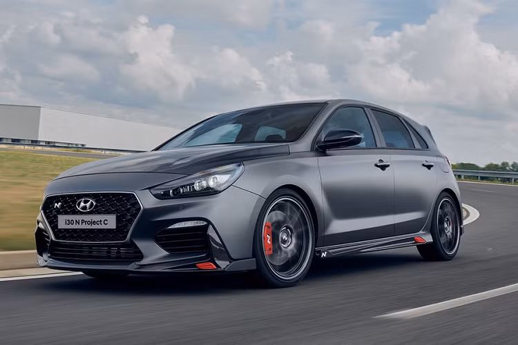 Tại triển lãm ô tô quốc tế IAA Frankfurt 2019 đang diễn ra ở Đức, Hyundai đã chính thức ra mắt mẫu xe thể thao hiệu năng cao hot-hatch Hyundai i30 N Project C mới. Đây là phiên bản cải tiến triệt để hơn nữa dựa trên mẫu Hyundai i30 N, với những nâng cấp để xe nhẹ hơn, thấp hơn và đặc tính vận hành thể thao sắc bén hơn.