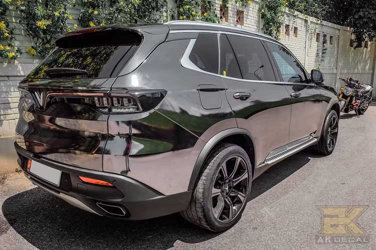 Màu sắc này đã có được nhờ vào lớp decal dán toàn thân, và nó còn được phủ lên cả bộ mâm 7 cây nguyên bản của Lux SA 2.0. Với lớp decal đặc biệt, chiếc Vinfast đã có lớp thân vỏ bóng như gương, và chủ xe cũng có thể dễ dàng "về zin" bằng cách bóc giấy dán khi đã chán.
