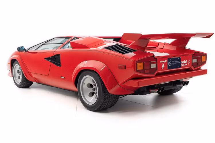 Ngoại thất chiếc Lamborghini Countach LP 5000 S này sơn màu đỏ.
