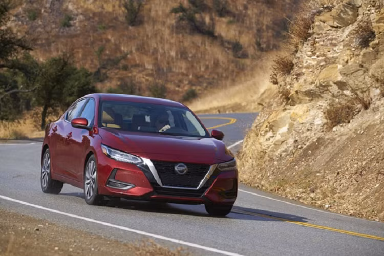 Nissan Sentra 2020 mới mang một kiểu dáng thể thao hơn với thân xe rộng và gầm được hạ thấp. Ở phần đầu xe là lưới tản nhiệt V-Motions đặc trưng của hãng, lưới tản nhiệt bệ vệ liền khối với đèn pha LED mang đến cảm giác sắc sảo hơn.