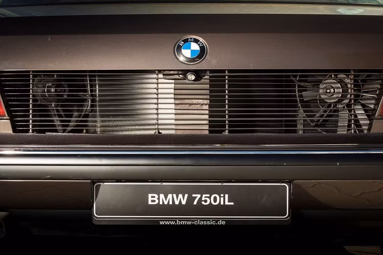 Vào thời điểm đó, khối động cơ BMW V16 không được trang bị hệ thống tăng áp kép nên chỉ tạo ra công suất 402 mã lực, một con số thuộc hàng khủng lúc bấy giờ. Một thời gian sau, ban lãnh đạo BMW quyết định mang khối động cơ này lên chiếc 750iL thế hệ E32 và đặt tên chính thức là 767iL Goldfisch.