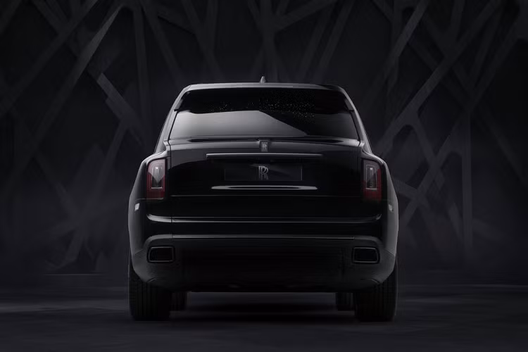 Ngoài ra, Cullinan Black Badge được thừa hưởng từ hộp số và cơ cấu điều khiển bướm ga Bespoke, giúp tạo nên khả năng tăng tốc vượt trội mà không làm giảm đi trải nghiệm sang trọng vốn có của Rolls- Royce. Hệ thống truyền động, hộp số ZF 8 cấp, cung cấp với hệ thống lái bốn bánh được điều khiển tự động một cách hài hòa tùy thuộc vào tác động của người lái lên bàn đạp ga và vô-lăng.
