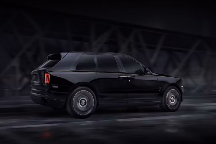Sự thay đổi này kéo theo các biến đổi khác trên Cullinan Black Badge. Biểu tượng hai chữ R tại các vị trí đầu xe, hai bên hông xe và phần đuôi sau được đổi từ nền bạc chữ đen sang nền đen chữ bạc. Trong khi các bề mặt như đường viền quanh lưới tản nhiệt, nẹp cửa sổ, tay mở nắp khoang hành lý, bậc khoang hành lý, nan hốc hút gió phía dưới và đuôi ống xả được chuyển thành màu đen.